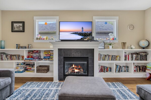 Interior - Spacious Family Friendly SE, Free Parking, A/C, Walk to food, Toy Room, Crib! (Portland)