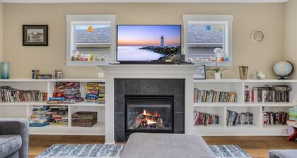 Spacious Family Friendly SE, Free Parking, A/C, Walk to food, Toy Room, Crib!