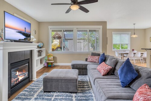 Spacious Family Friendly SE, Free Parking, A/C, Walk to food, Toy Room, Crib!
