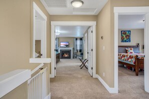 4 bedrooms, desk, iron/ironing board, travel crib - Spacious Family Friendly SE, Free Parking, A/C, Walk to food, Toy Room, Crib! (Portland)