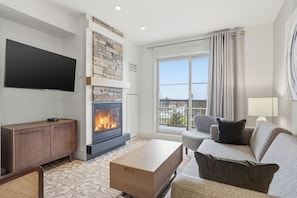 Habitación, 1 habitación (Mosaic with Den) | Tabla de planchar con plancha, wifi gratis y ropa de cama