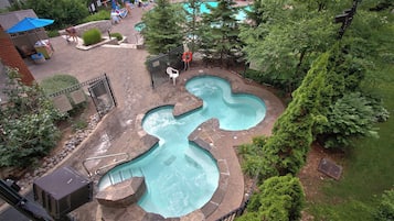 Una piscina al aire libre (de 07:00 a 23:00), tumbonas