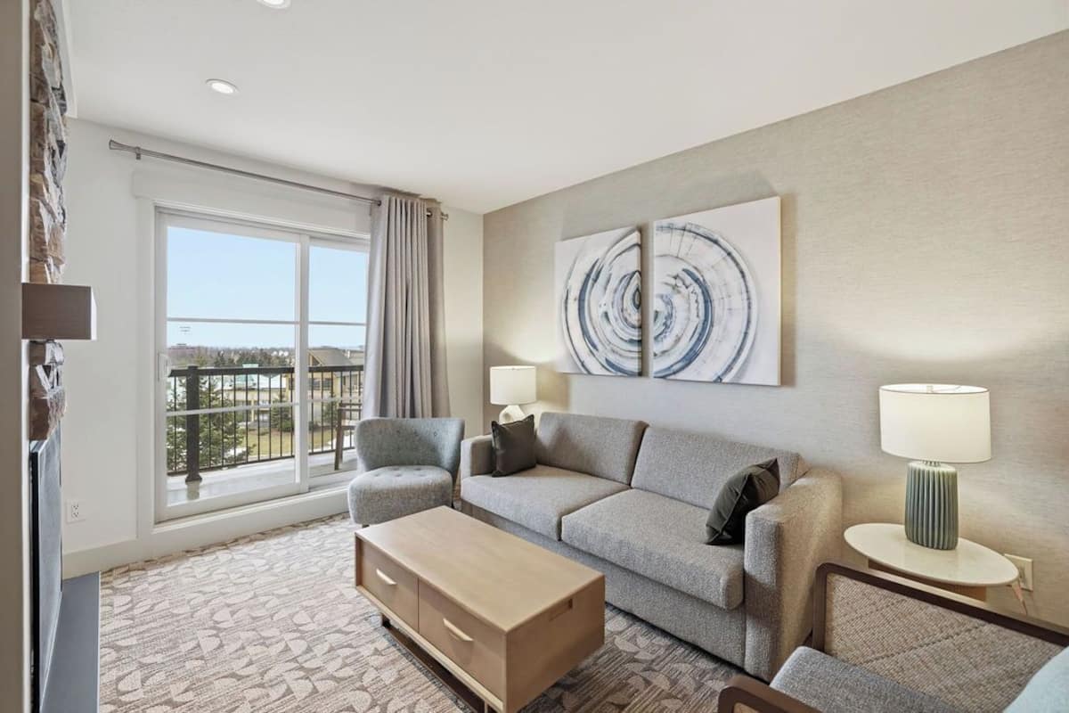 Mosaic One Bedroom with Den | Iron/ironing board, free WiFi, bed sheets