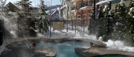 Piscine extérieure, chaises longues
