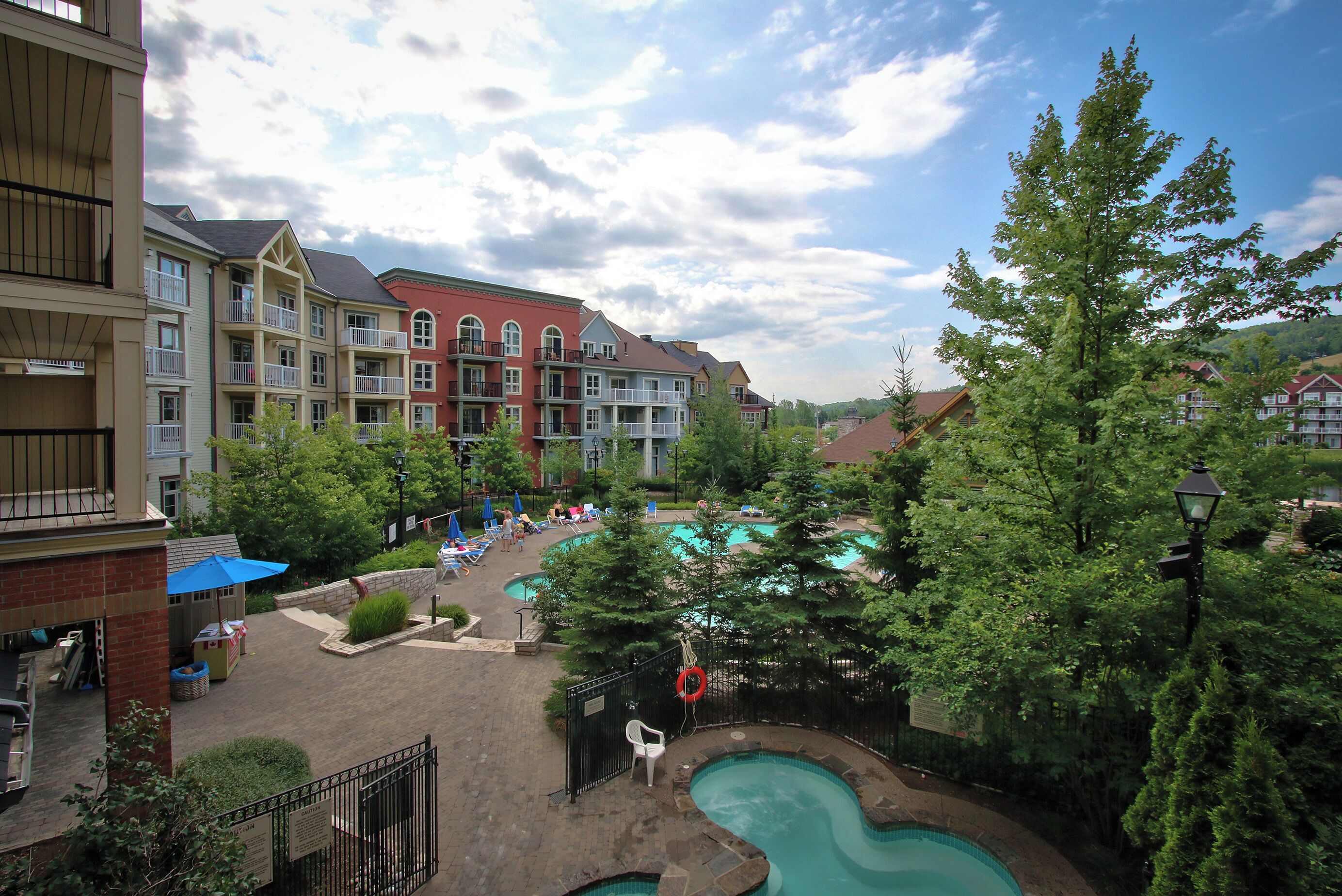 Piscine extérieure, chaises longues