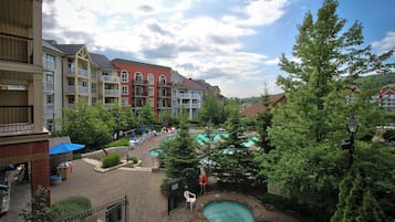 Piscine extérieure, chaises longues