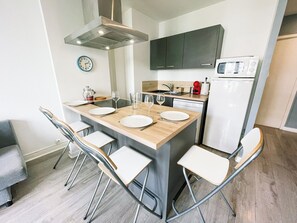 Fridge, microwave, dishwasher, coffee/tea maker - #D5 | Blue Lagoon 🩵| T3 Sleeps 6 | Caserne de Bonne (Grenoble)