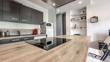 Fridge, microwave, dishwasher, coffee/tea maker