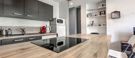 Fridge, microwave, dishwasher, coffee/tea maker