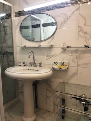 Baignoire, sèche-cheveux, serviettes fournies
