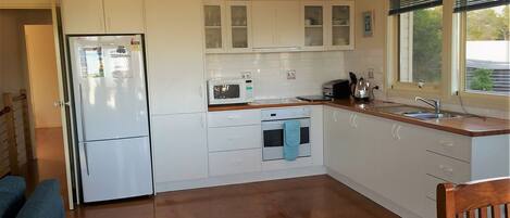 Microwave, cookware/dishes/utensils