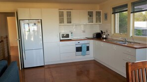 Microwave, cookware/dishes/utensils