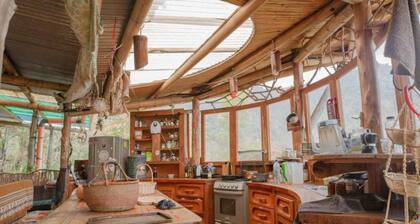 Earthship Cabin Cave Apartment mit EPIC Seeblick