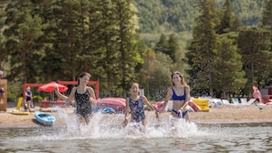 A lake with people in swimwear and kayaks. - Blue Mountain Resort Inn (The Blue Mountains)