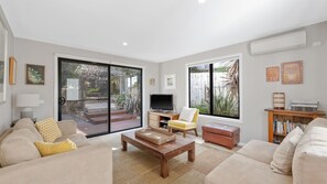 TV, stereo - Beautiful spacious pet friendly home next to the ocean (Smiths Beach)