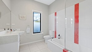 Shower - Beautiful spacious pet friendly home next to the ocean (Smiths Beach)