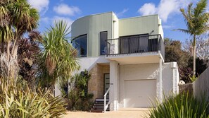 Exterior - Beautiful spacious pet friendly home next to the ocean (Smiths Beach)