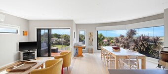 Beautiful spacious pet friendly home next to the ocean