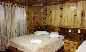 ファミリー ルーム | デスク、遮光カーテン、防音設備、アイロン / アイロン台