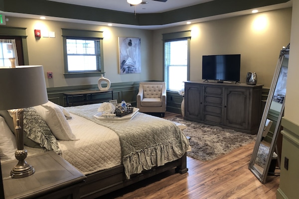 Planxa i posts de planxar, wifi gratuïta i roba de llit