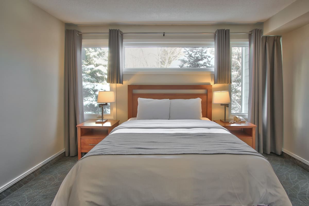 chateau ridge two bedroom | iron/ironing board, free wifi, bed sheets