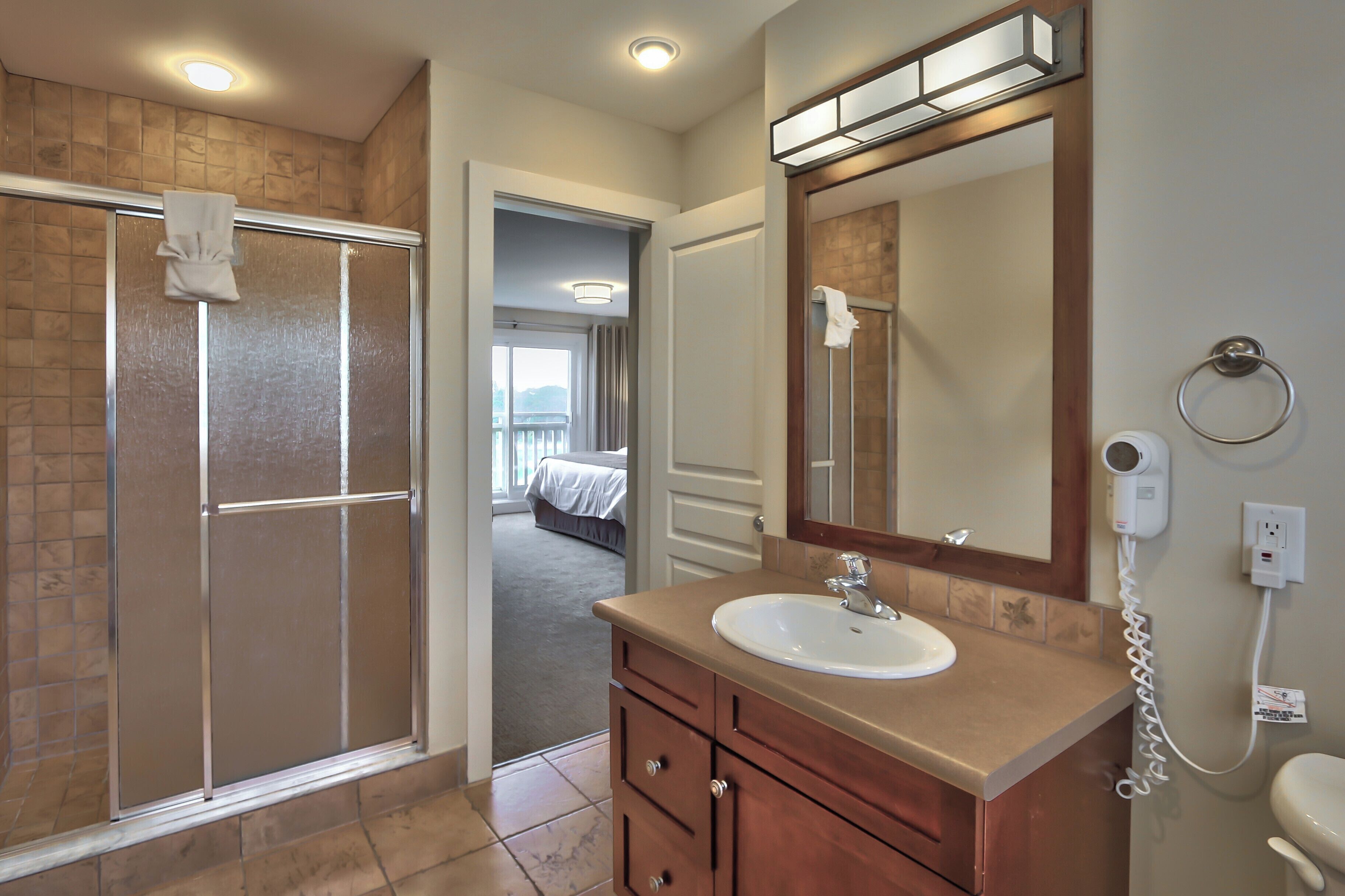 combined shower/bathtub, hair dryer, towels