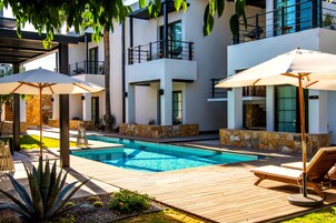 Piscina externa, funciona das 8h às 22h, guarda-sóis, espreguiçadeiras