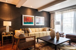 Superior Suite, 1 King Bed | Living room | 55-inch Smart TV with cable channels, TV, Netflix - Marsella 45 (Hermosillo)