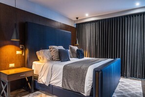 高级套房, 1 张特大床 | 1 多间卧室、高档床上用品、羽绒被、迷你吧