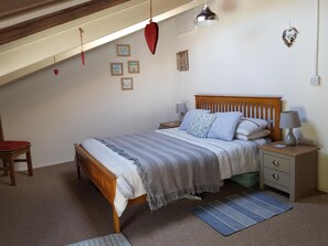 2 bedrooms, iron/ironing board, travel crib, WiFi - Walk to beach, village location, near Fowey and Eden Project (Tywardreath)