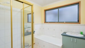 Bathtub, jetted tub, hair dryer - Roydon Island Retreat (COWES)