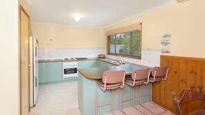 Een koelkast, een magnetron, een oven, een kookplaat