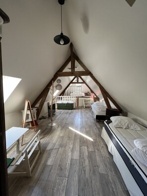 5 chambres, bureau, fer et planche à repasser, lit parapluie