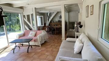 智能電視、壁爐、DVD 播放機、音響