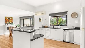 Microwave, dishwasher, cookware/dishes/utensils - Nine On Kate (Cowes)