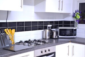 Refrigerador, microondas, horno y parrilla de estufa 