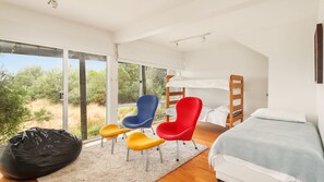 4 bedrooms, travel cot, Internet