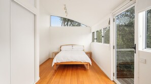 4 bedrooms, travel cot, Internet - Modern Sanctuary by the Silverleaves Beach (Silverleaves)