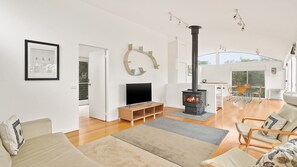 TV - Modern Sanctuary by the Silverleaves Beach (Silverleaves)