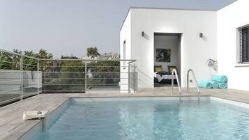 Een buitenzwembad, een verwarmd zwembad