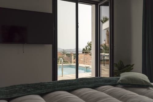 Luxury contemporary house sea view heated pool