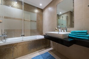 Luxury Apartment, Multiple Beds, Ocean View | Bathroom