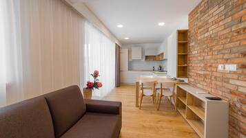 Apartamento Confort | Sala de estar | Una televisión de pantalla plana