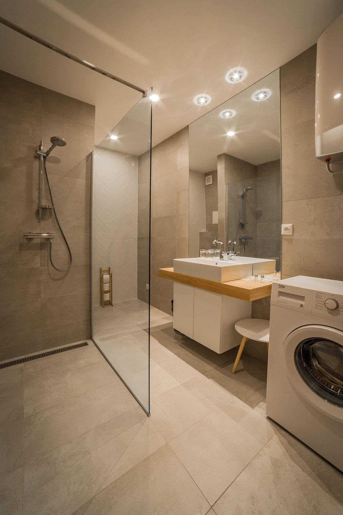 Comfort Apartment | Bathroom amenities | Hair dryer, towels, shampoo