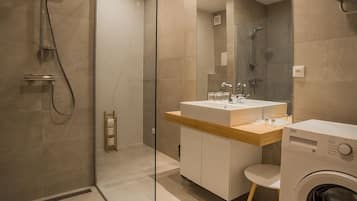 Comfort Apartment | Bathroom amenities | Hair dryer, towels, shampoo