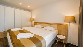 Apartament Comfort | Escriptori, cortines opaques, planxa i posts de planxar i bressols