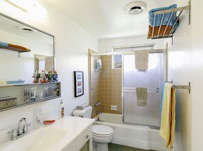 Hair dryer, towels - The Getaway Studio #3: Pool, Mountain View, Kids welcome (Desert Hot Springs)
