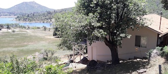Cabina della montagna con la vista del lago nel parco di stato di Cuyamaca - Julian, CA.