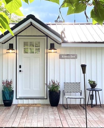 Private cottage located on The Carriage House Inn Estate