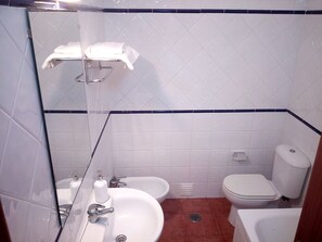Combined shower/bathtub, bidet, towels - Ericeira - Heated pool and gardens with activities - Apartment (4-6) (Ribamar-Ericeira-Mafra)